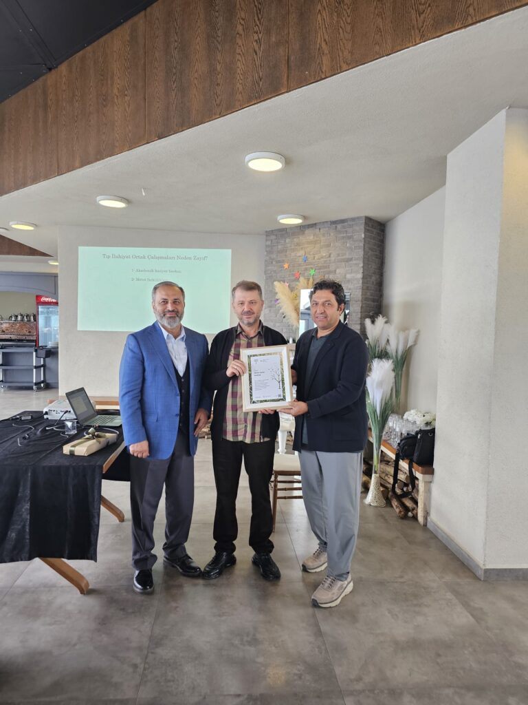 Doç. Dr. Ahmet Canan Karakaş’a SAYADER tarafından plaket takdimi