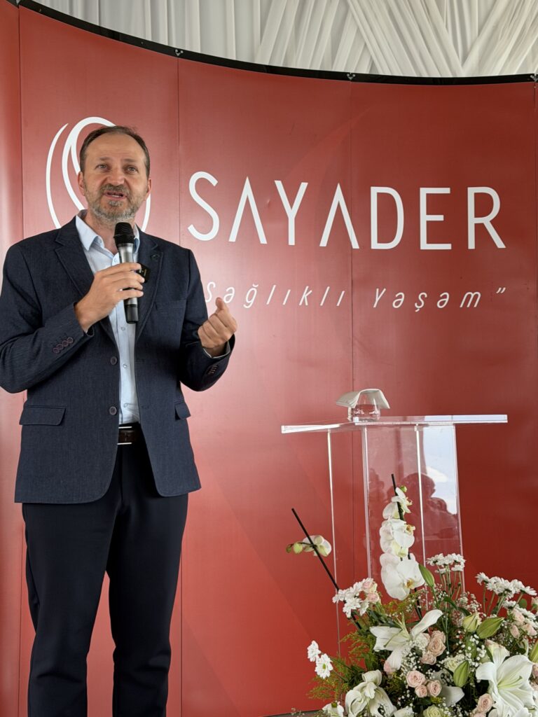 Doç. Dr. Mehmet Dinç konuşmasını yaparken